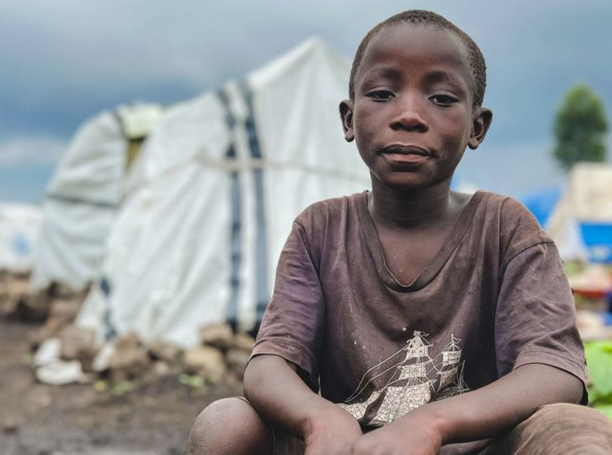 Un jeune garçon est assis dans un site de personnes déplacées à Goma, province du Nord-Kivu, en RDC.